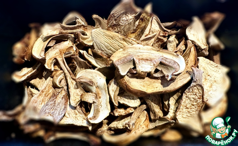 Голяшка говяжья томлёная с грибами в сливках