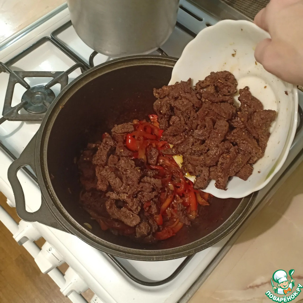 Гречневая лапша с говядиной и овощами