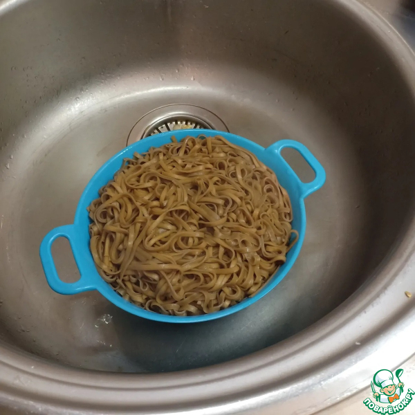 Гречневая лапша с говядиной и овощами