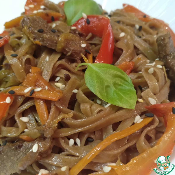 Гречневая лапша с говядиной и овощами