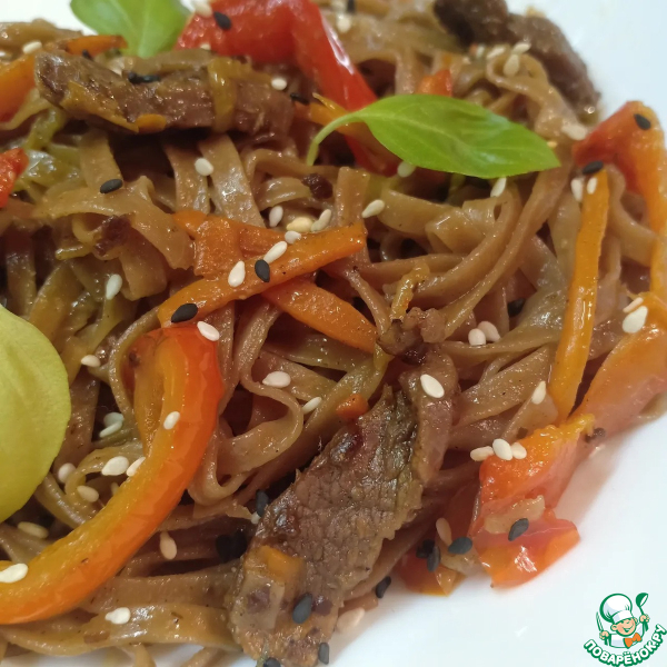 Гречневая лапша с говядиной и овощами