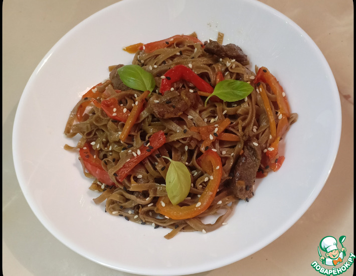 Гречневая лапша с говядиной и овощами