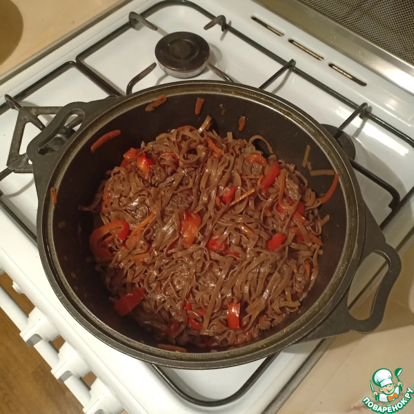 Гречневая лапша с говядиной и овощами