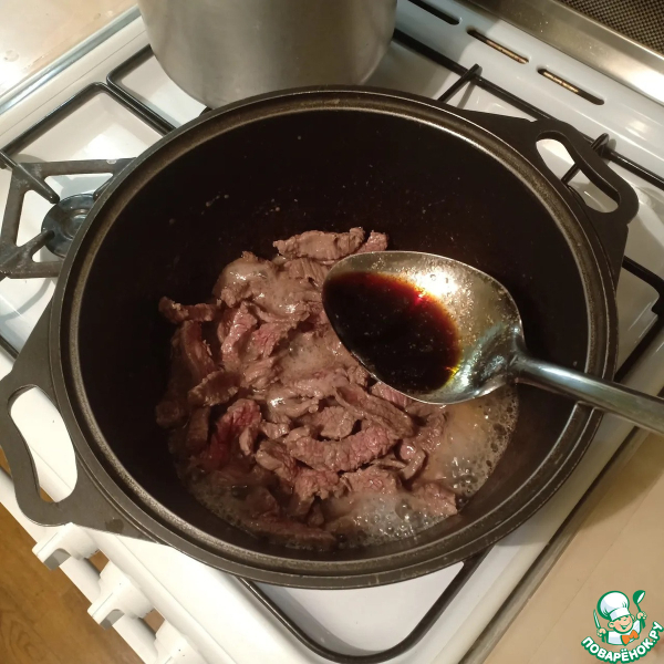 Гречневая лапша с говядиной и овощами