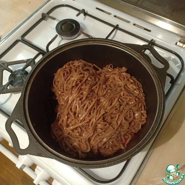 Гречневая лапша с говядиной и овощами