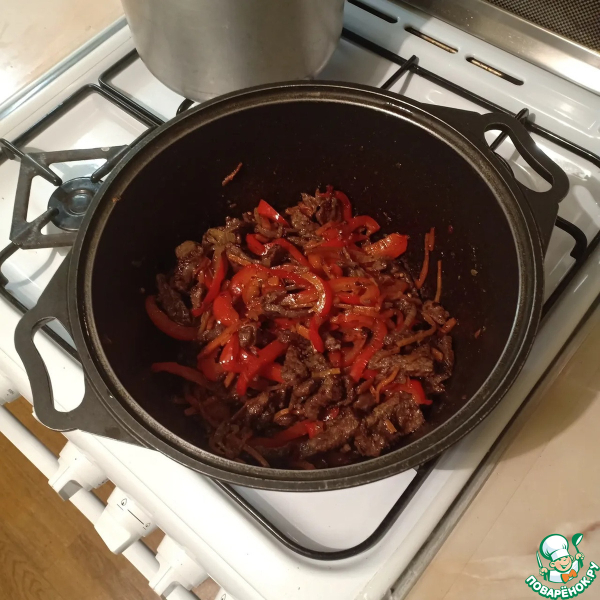 Гречневая лапша с говядиной и овощами