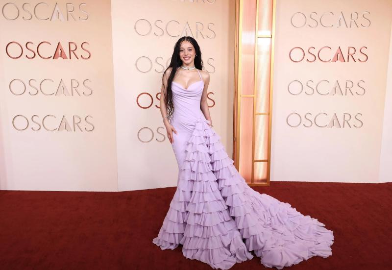 Изысканные и яркие образы: звездный бомонд засиял на красной дорожке Оскара-2026