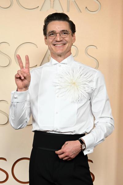 Изысканные и яркие образы: звездный бомонд засиял на красной дорожке Оскара-2026