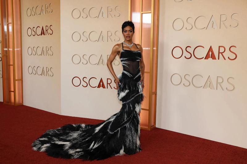 Изысканные и яркие образы: звездный бомонд засиял на красной дорожке Оскара-2026