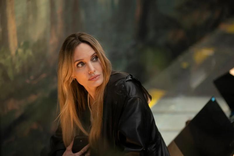 Я очень рано потеряла маму и бабушку, &ndash; Анджелина Джоли о личной роли в фильме "Кутюр"