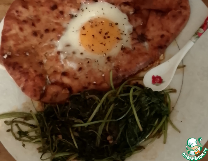 Яйца "в корзине" с копчёным шпинатом