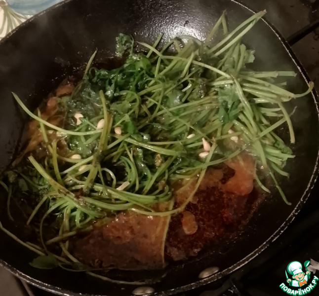 Яйца "в корзине" с копчёным шпинатом