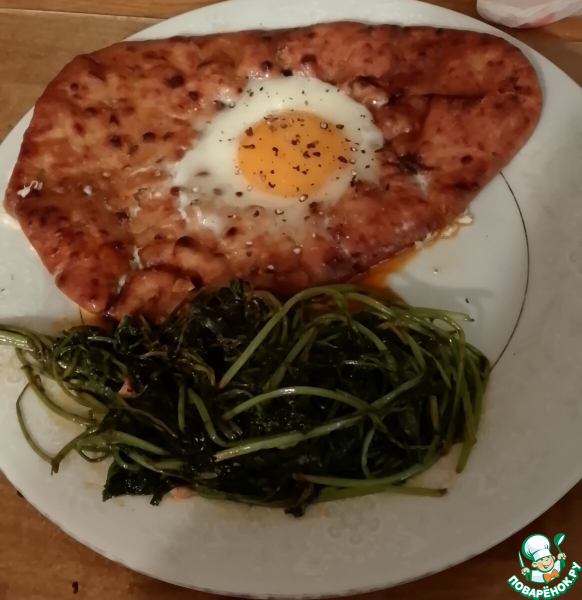 Яйца "в корзине" с копчёным шпинатом