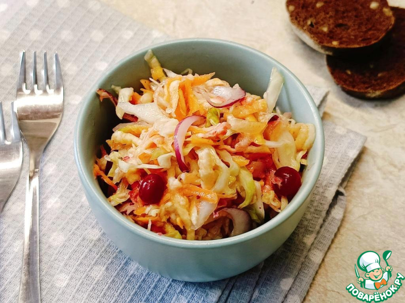 Капустный салат с репой и клюквой