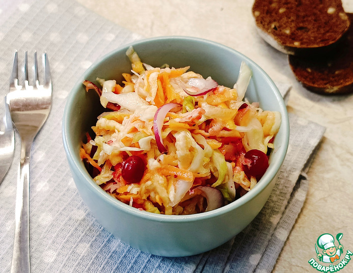 Капустный салат с репой и клюквой