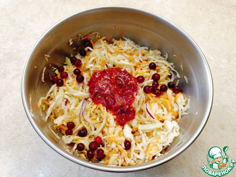 Капустный салат с репой и клюквой