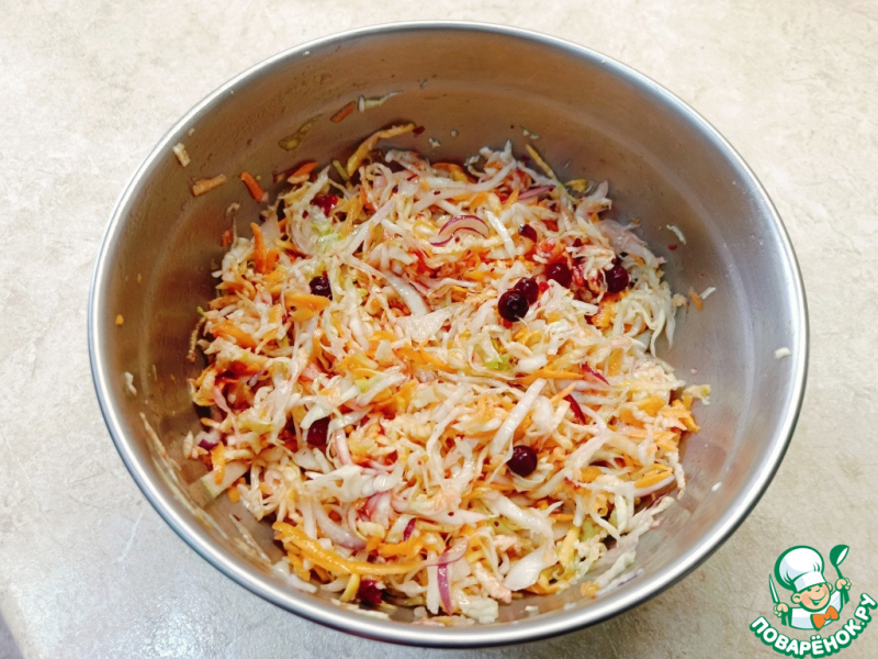 Капустный салат с репой и клюквой