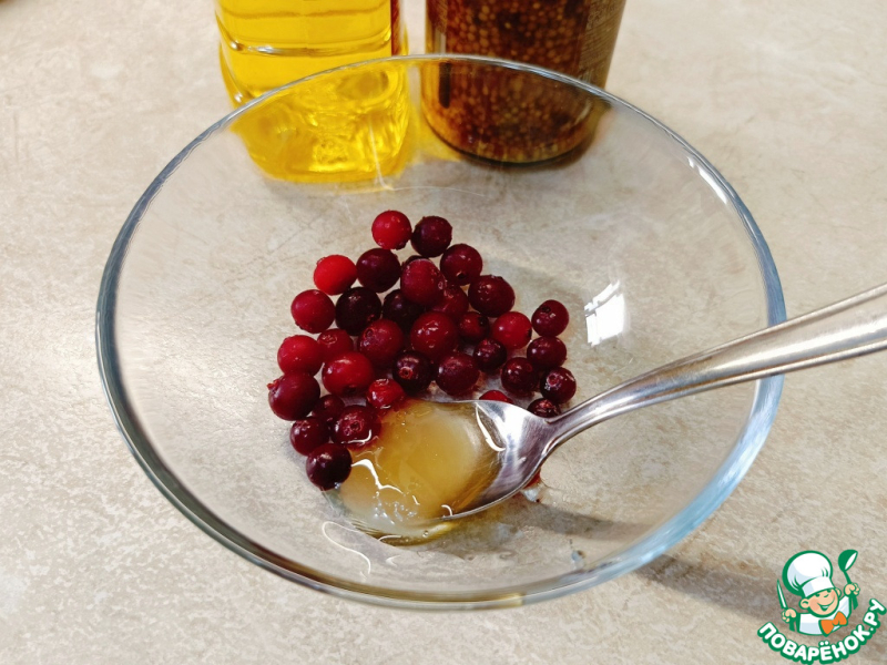 Капустный салат с репой и клюквой
