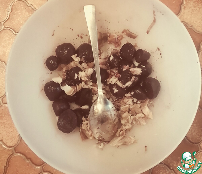 Картофельный салат со свеклой, скумбрией, хреном