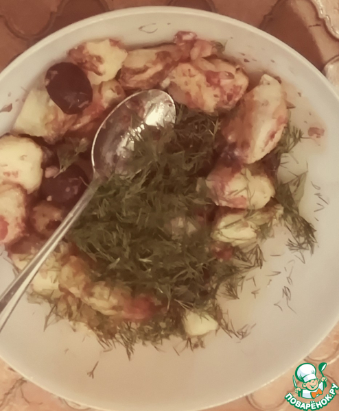 Картофельный салат со свеклой, скумбрией, хреном