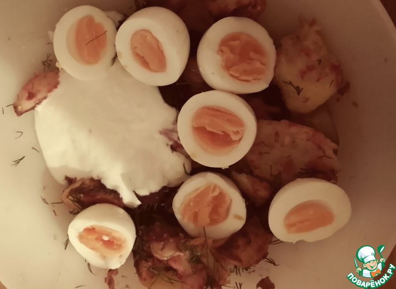 Картофельный салат со свеклой, скумбрией, хреном