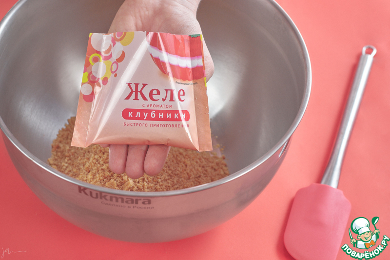 Клубничный кекс с хрустящим топпингом