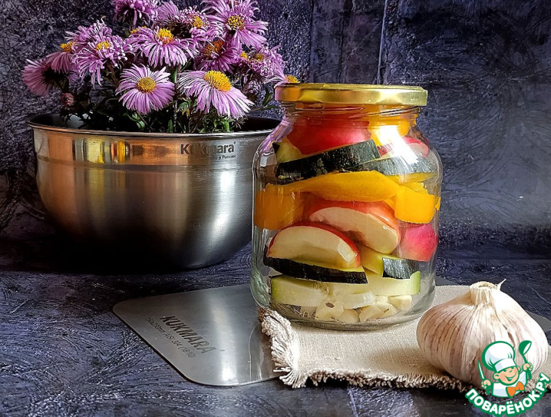 Консервированный цуккини с яблоком и перцем
