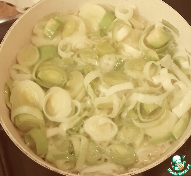 Крок-мадам с луком-пореем и сыром