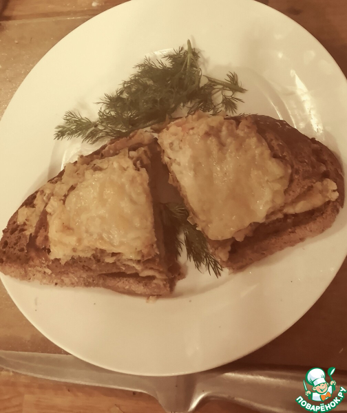 Крок-мадам с луком-пореем и сыром