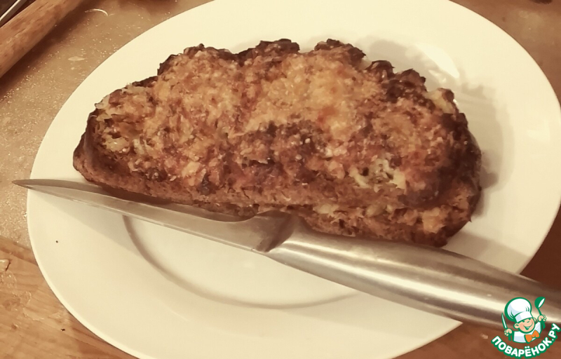 Крок-мадам с луком-пореем и сыром