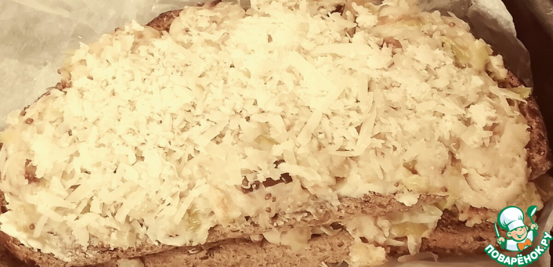 Крок-мадам с луком-пореем и сыром