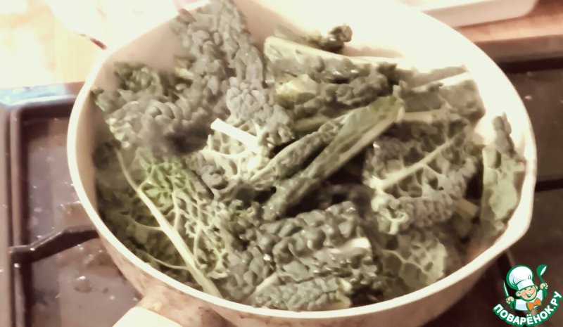 Курица с пюре из бобов, зеленью