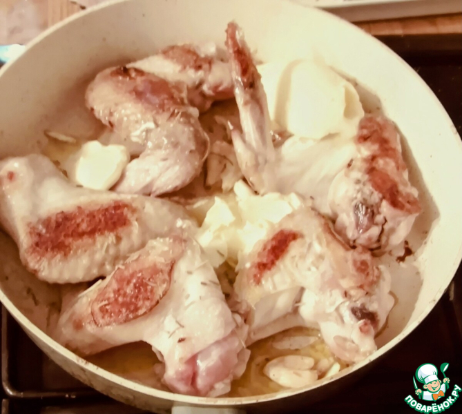 Курица с пюре из бобов, зеленью