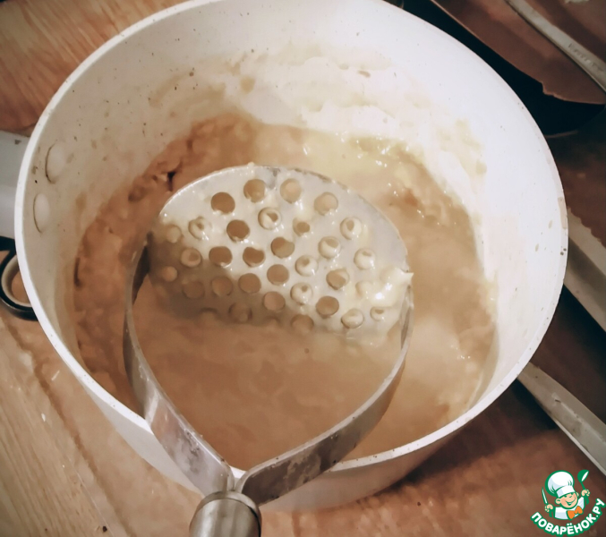 Курица с пюре из бобов, зеленью