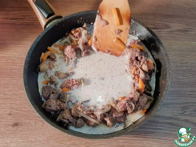 Куриная печень с грибами в соусе