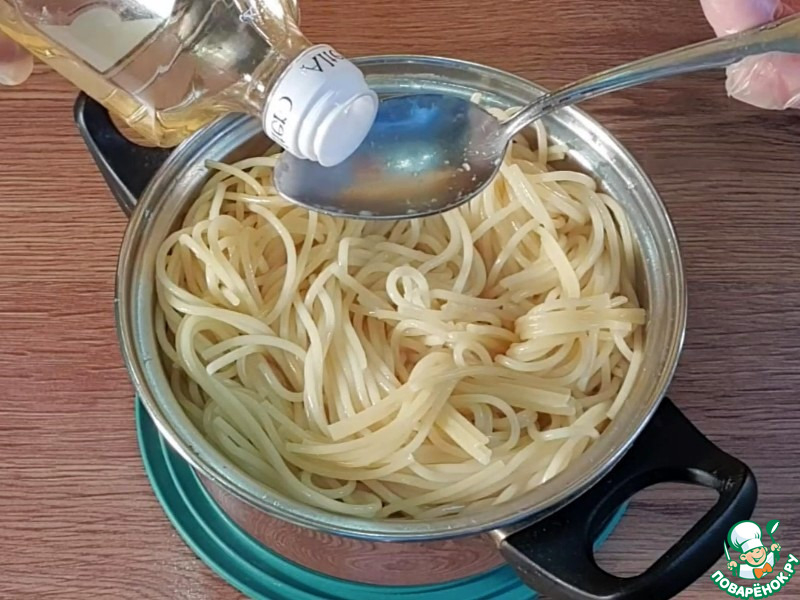 Куриная печень с грибами в соусе