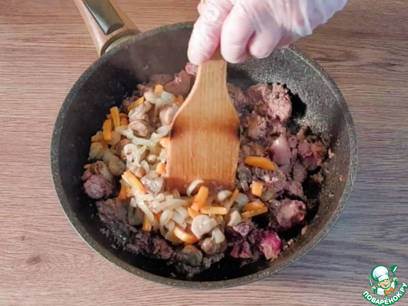 Куриная печень с грибами в соусе