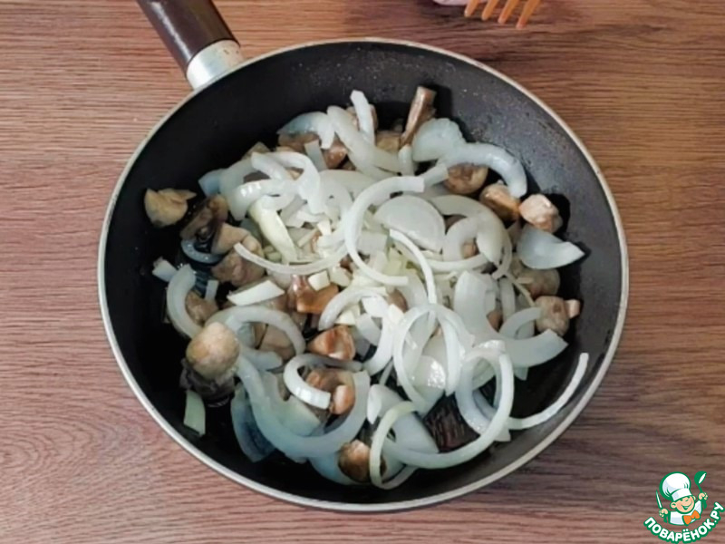 Куриная печень с грибами в соусе