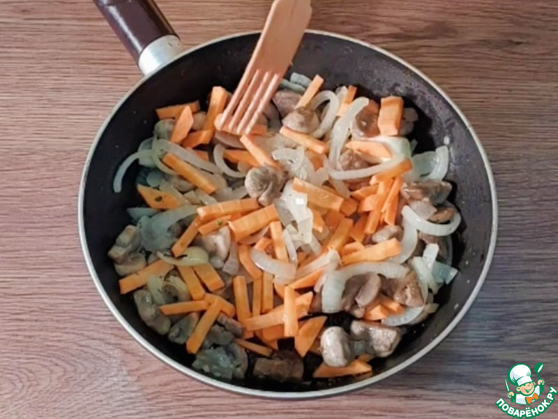 Куриная печень с грибами в соусе