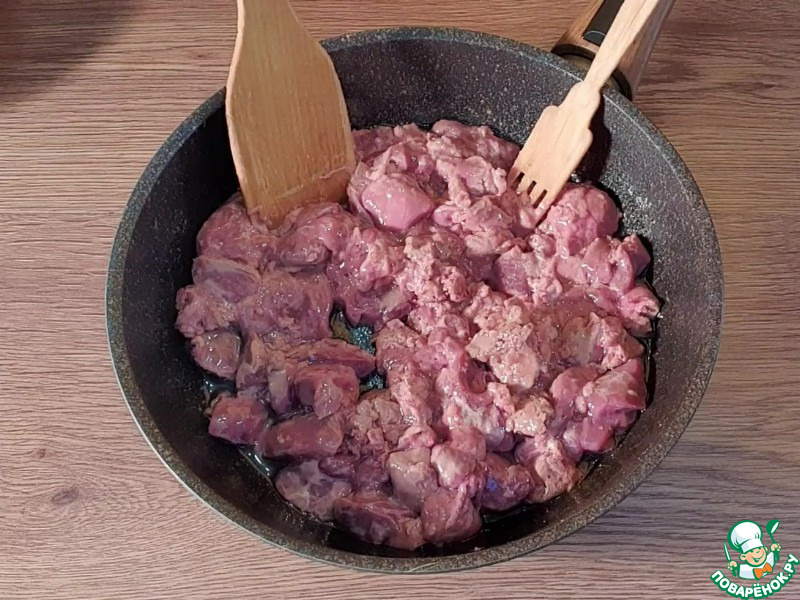 Куриная печень с грибами в соусе