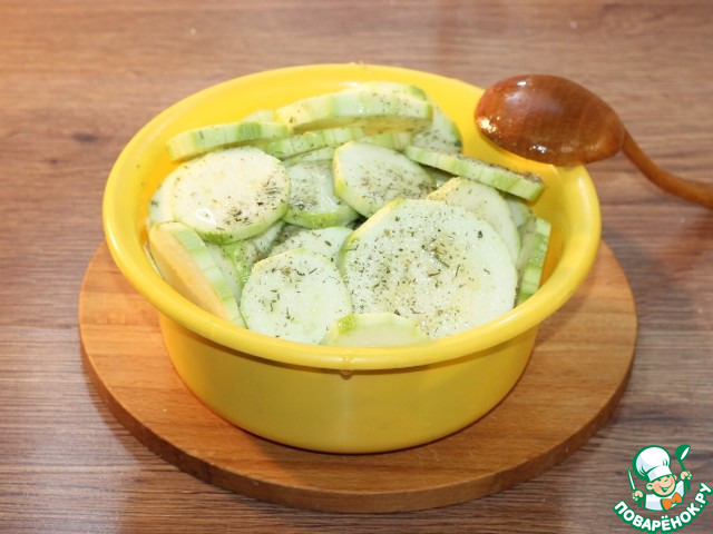 Куриные котлеты на кабачковой подушке