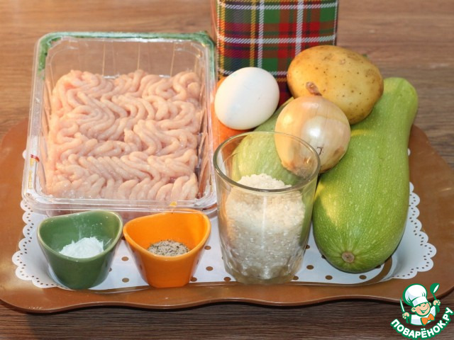 Куриные котлеты на кабачковой подушке