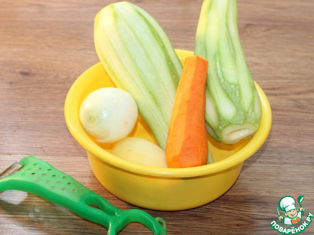 Куриные котлеты на кабачковой подушке