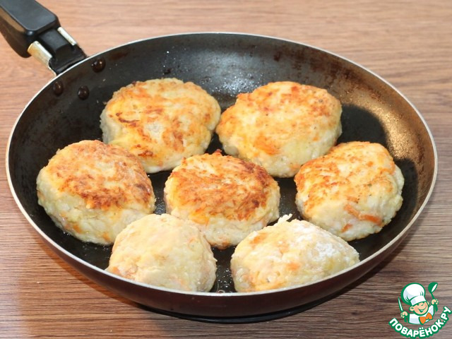 Куриные котлеты на кабачковой подушке
