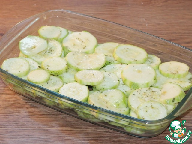 Куриные котлеты на кабачковой подушке