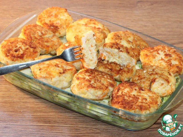 Куриные котлеты на кабачковой подушке