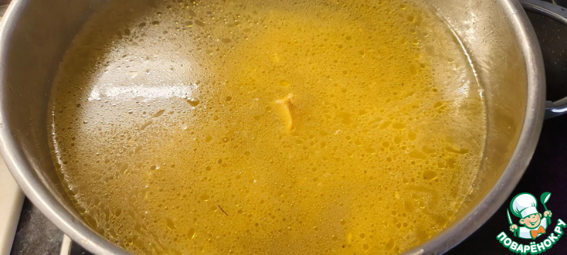 Куриный суп с лисичками