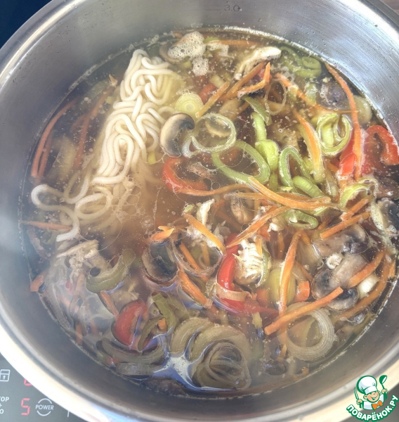 Куриный суп с овощами и лапшой