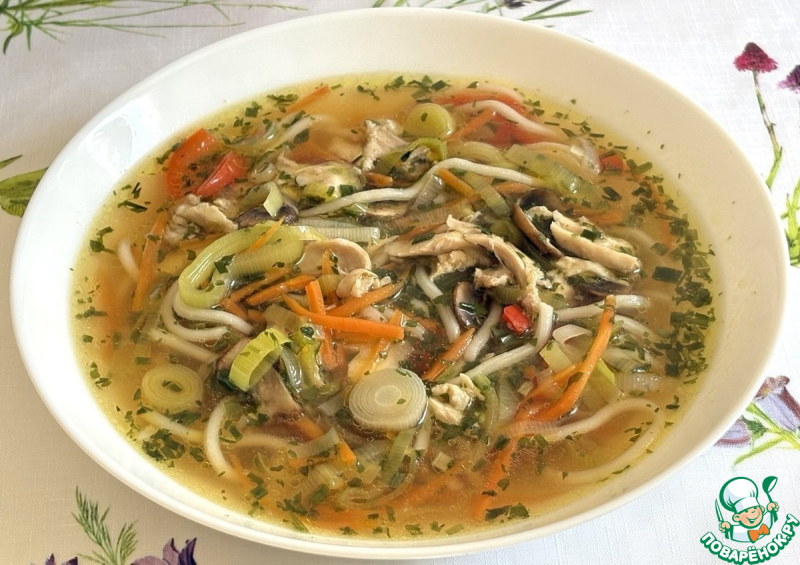 Куриный суп с овощами и лапшой