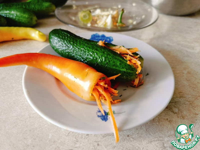Квашеные огурцы, фаршированные морковью